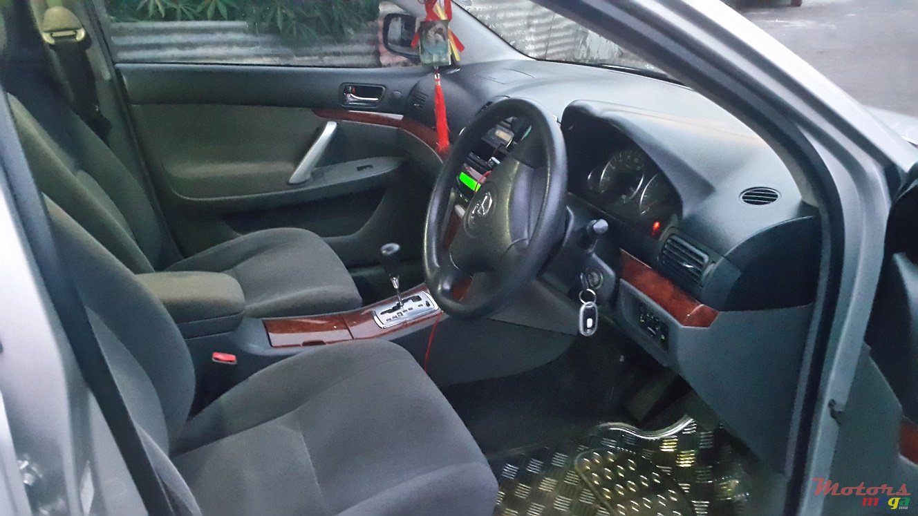 2005' Toyota Premio photo #4