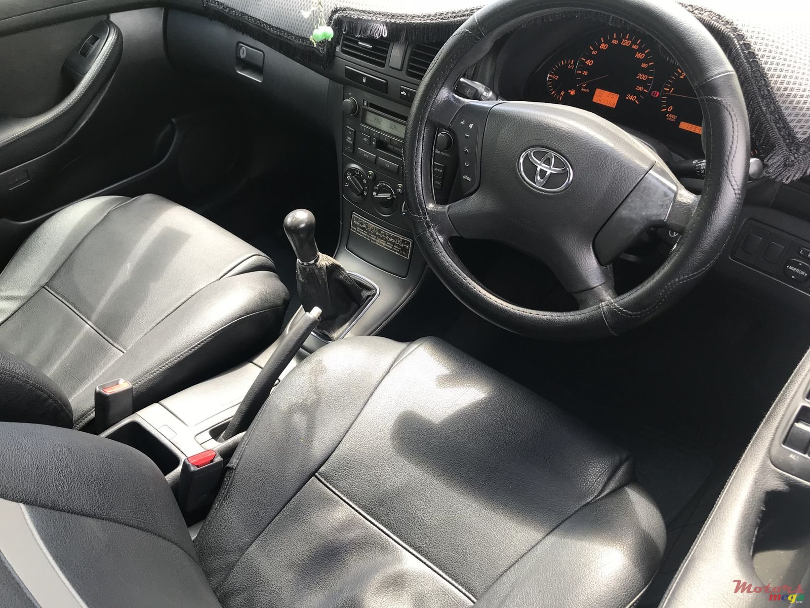 2004' Toyota Avensis photo #3