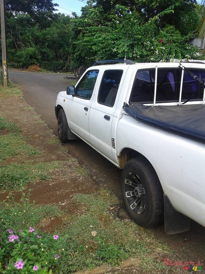 2005' Nissan Hardbody photo #3