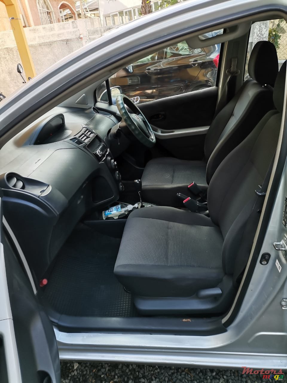 2008' Toyota Vitz photo #5