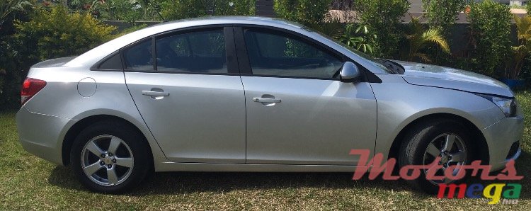 2011' Chevrolet Cruze photo #3