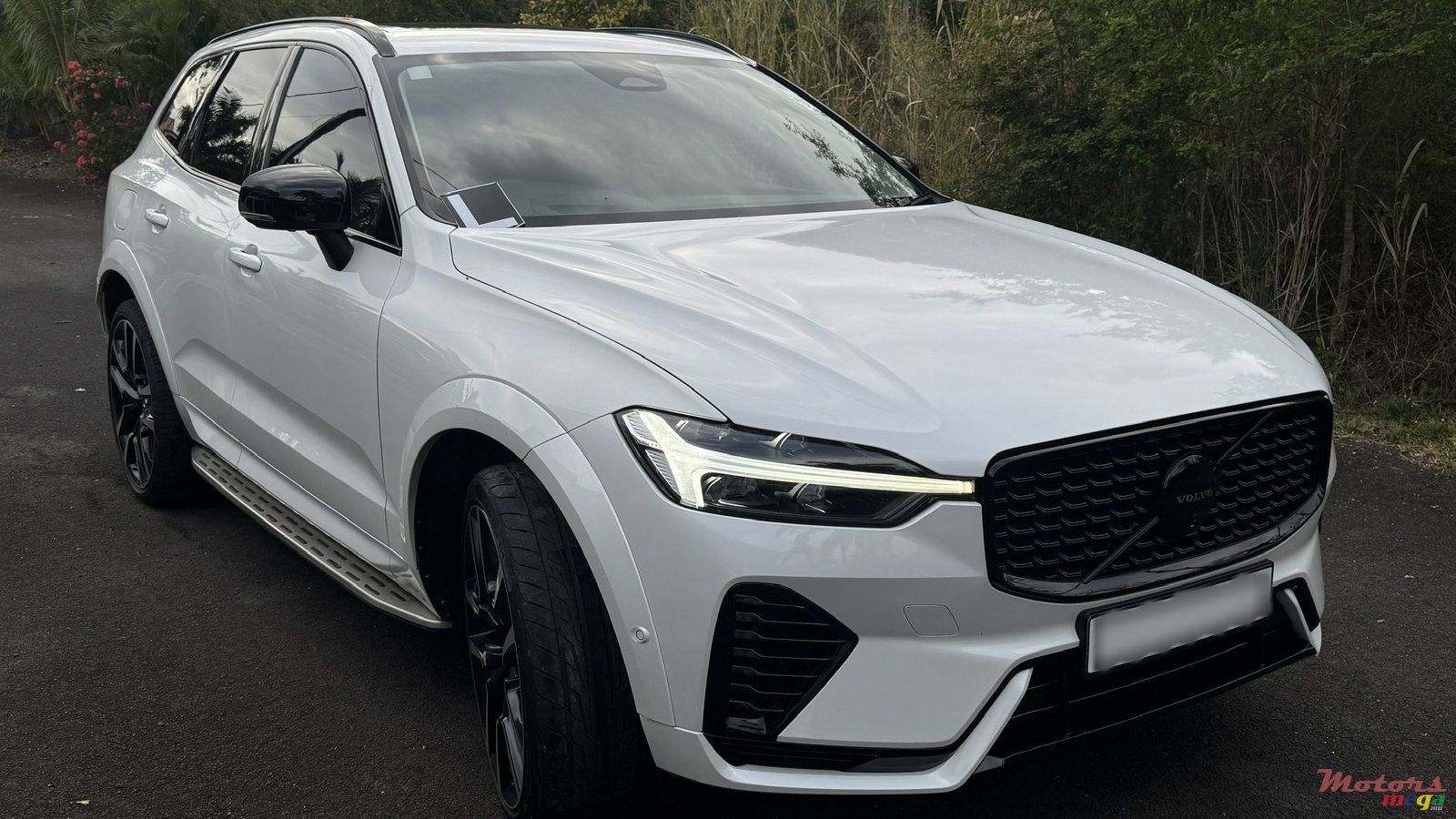 2023' Volvo XC60 Ultimate Dark T8 photo #3
