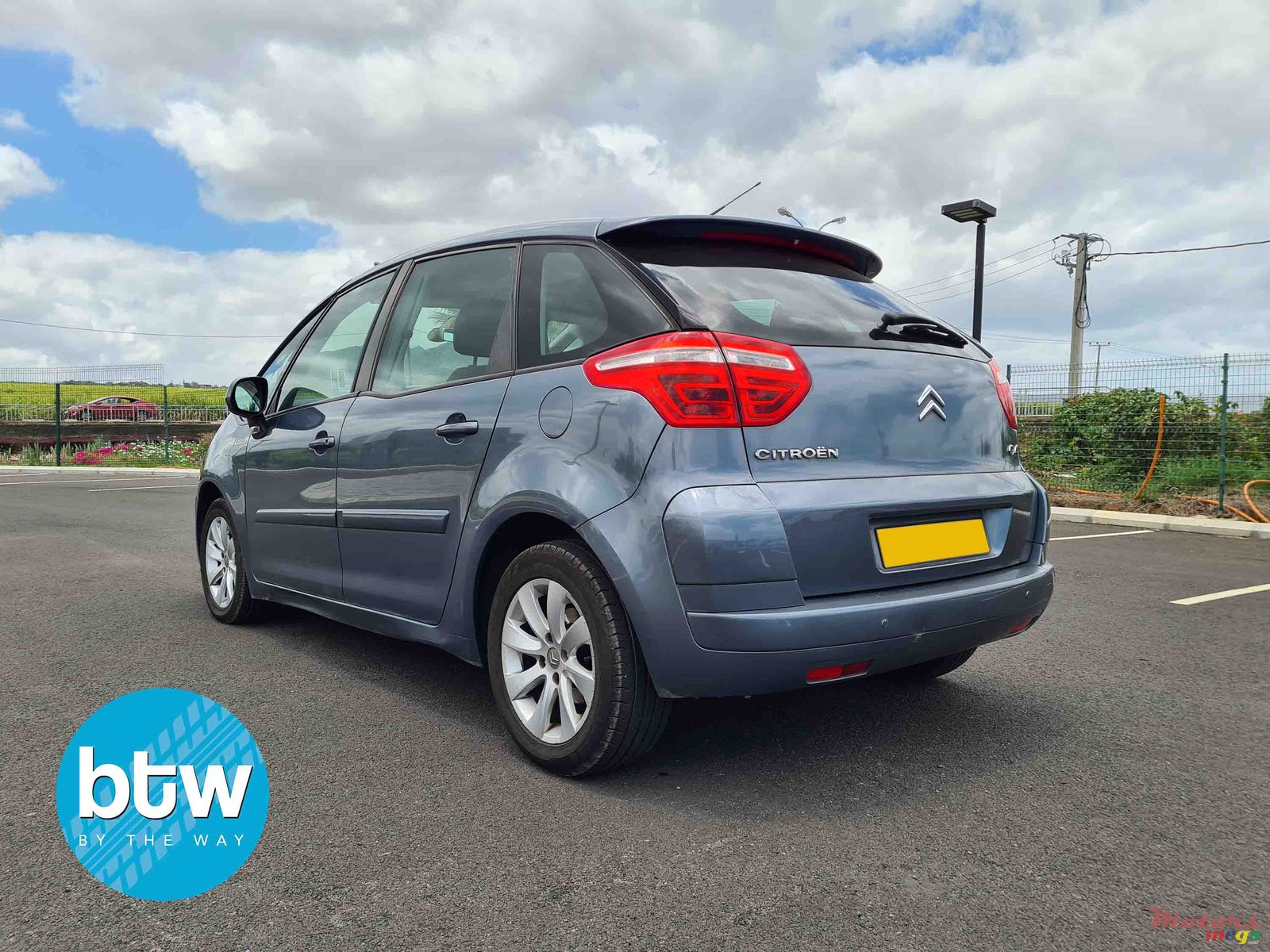 2011' Citroen C4 Picasso photo #3