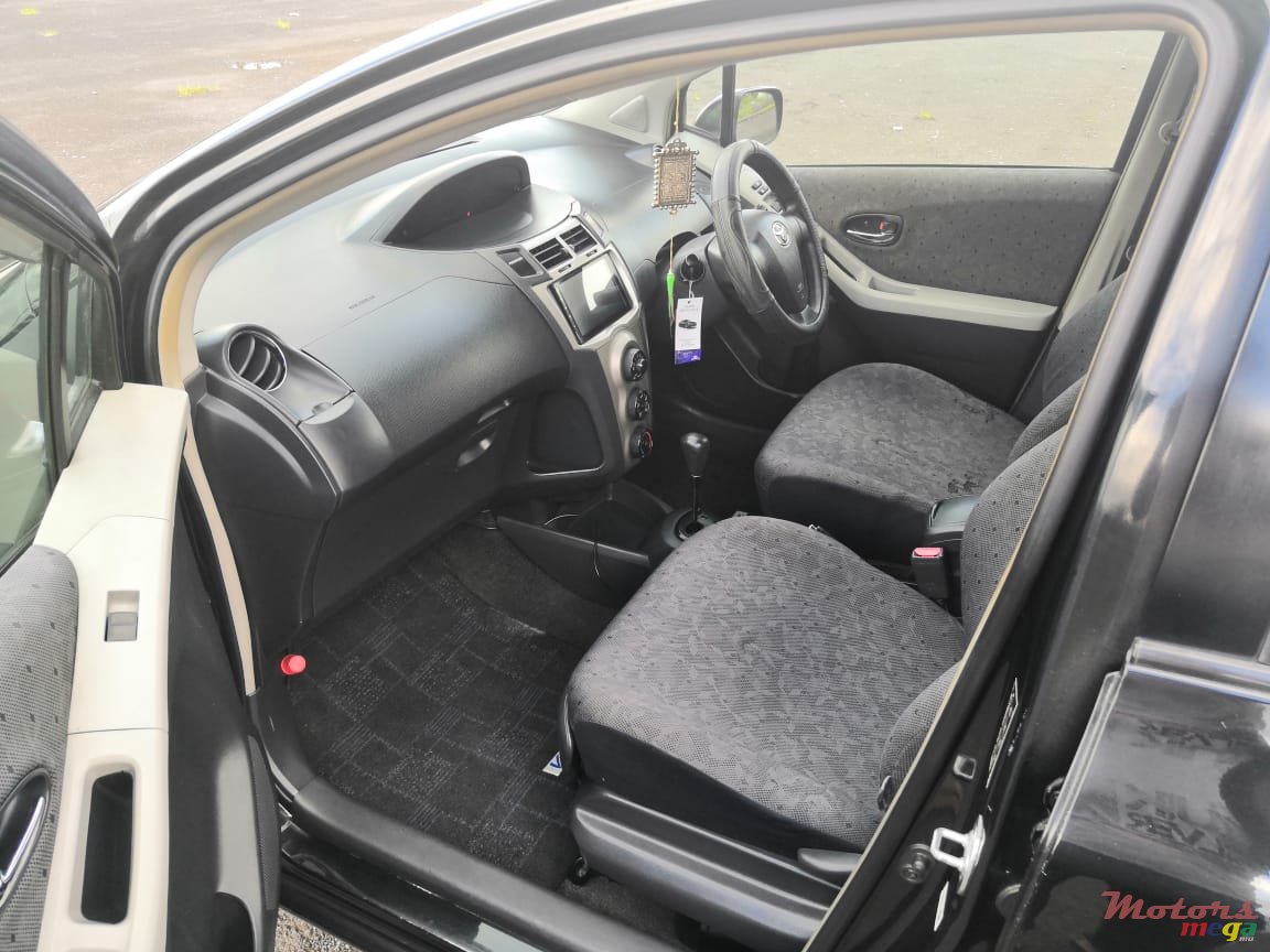 2008' Toyota Vitz 1300cc photo #3