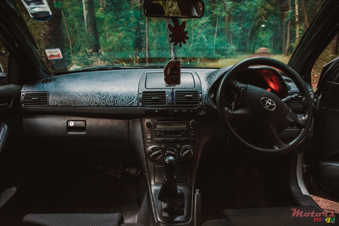 2005' Toyota Avensis photo #1