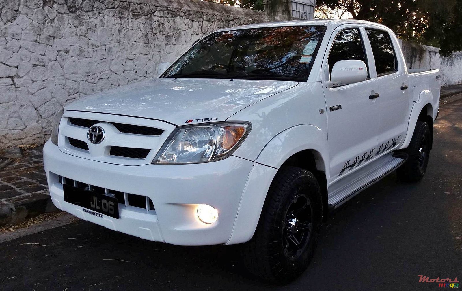 2006' Toyota Hilux photo #1