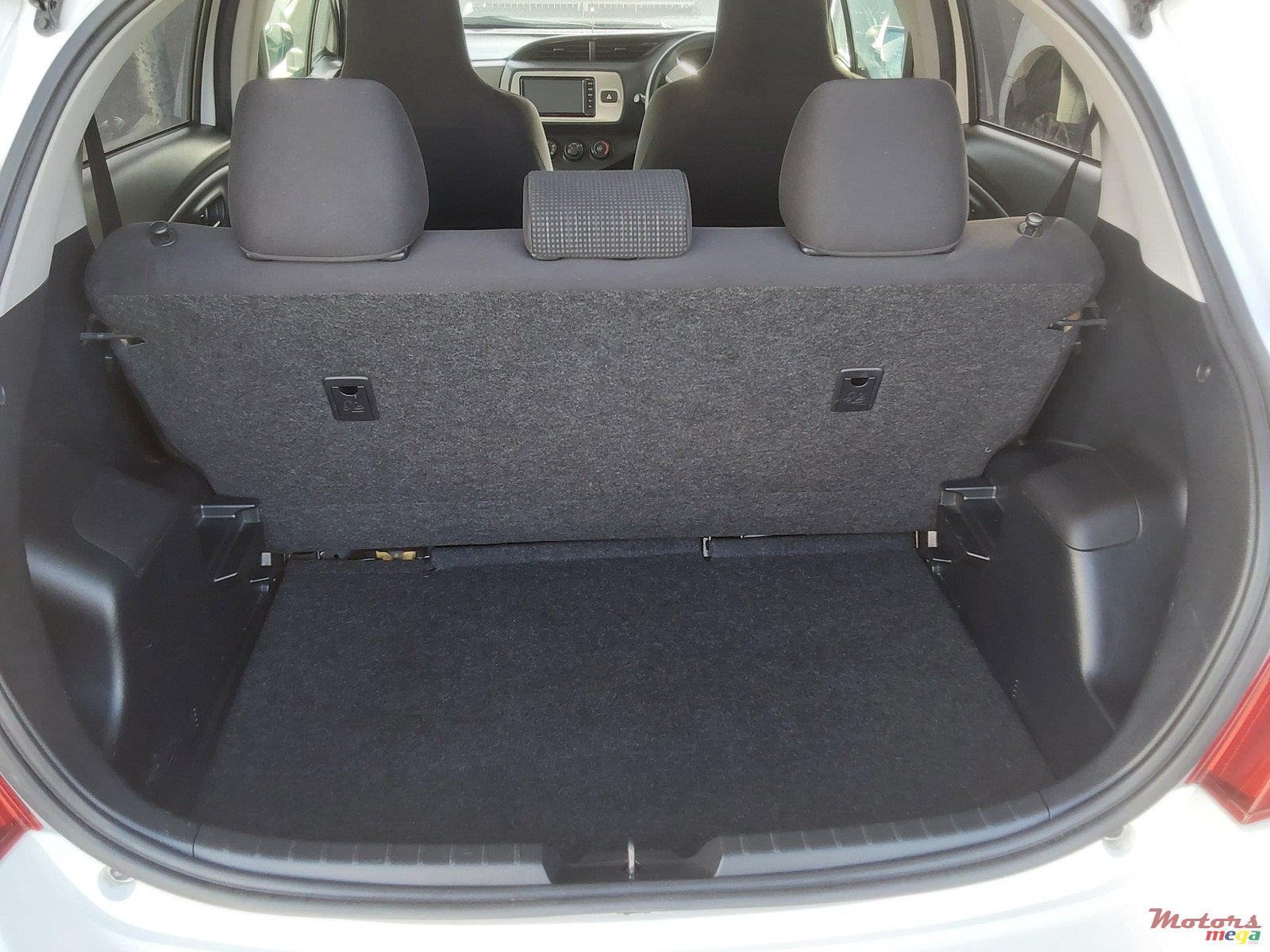 2016' Toyota Vitz photo #6