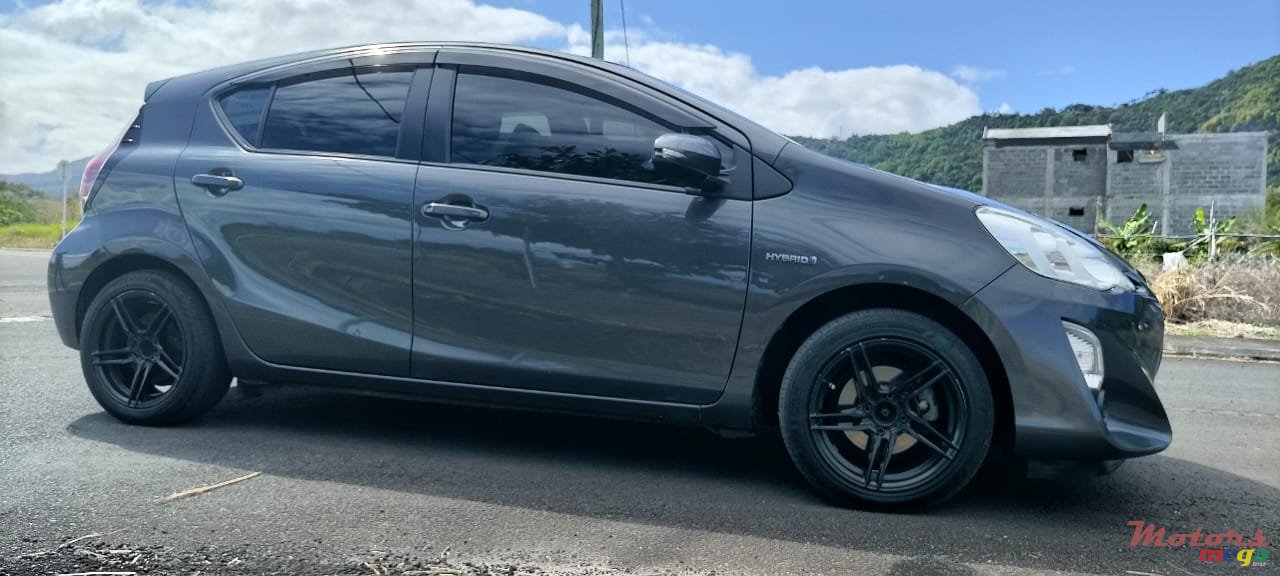 2015' Toyota Aqua photo #1