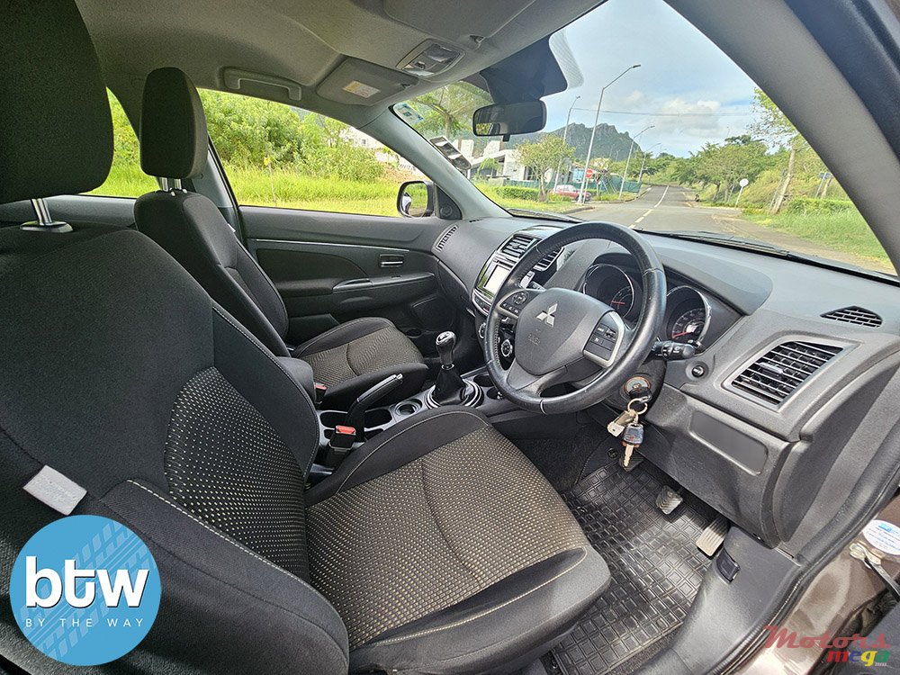 2015' Mitsubishi ASX photo #6