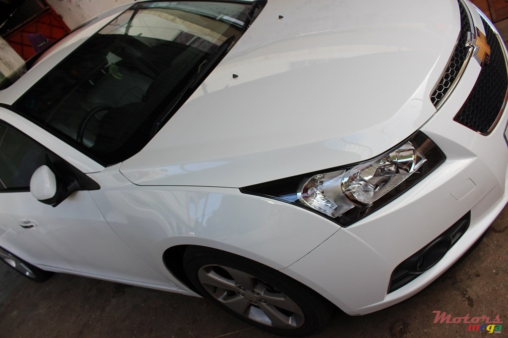 2011' Chevrolet Cruze photo #2