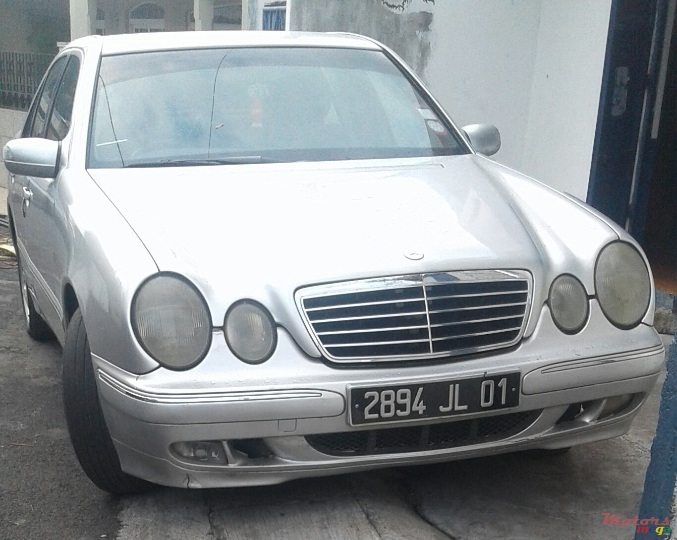 2001' Mercedes-Benz 220E photo #2