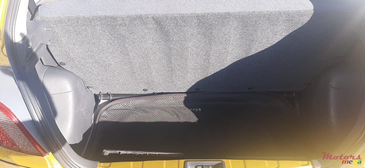 2001' Toyota Vitz photo #4