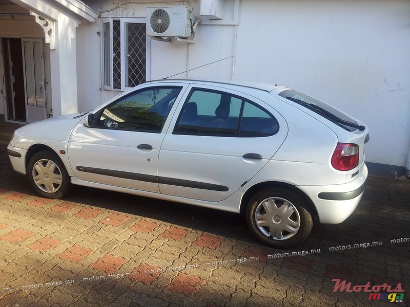 2001' Renault Megane photo #2