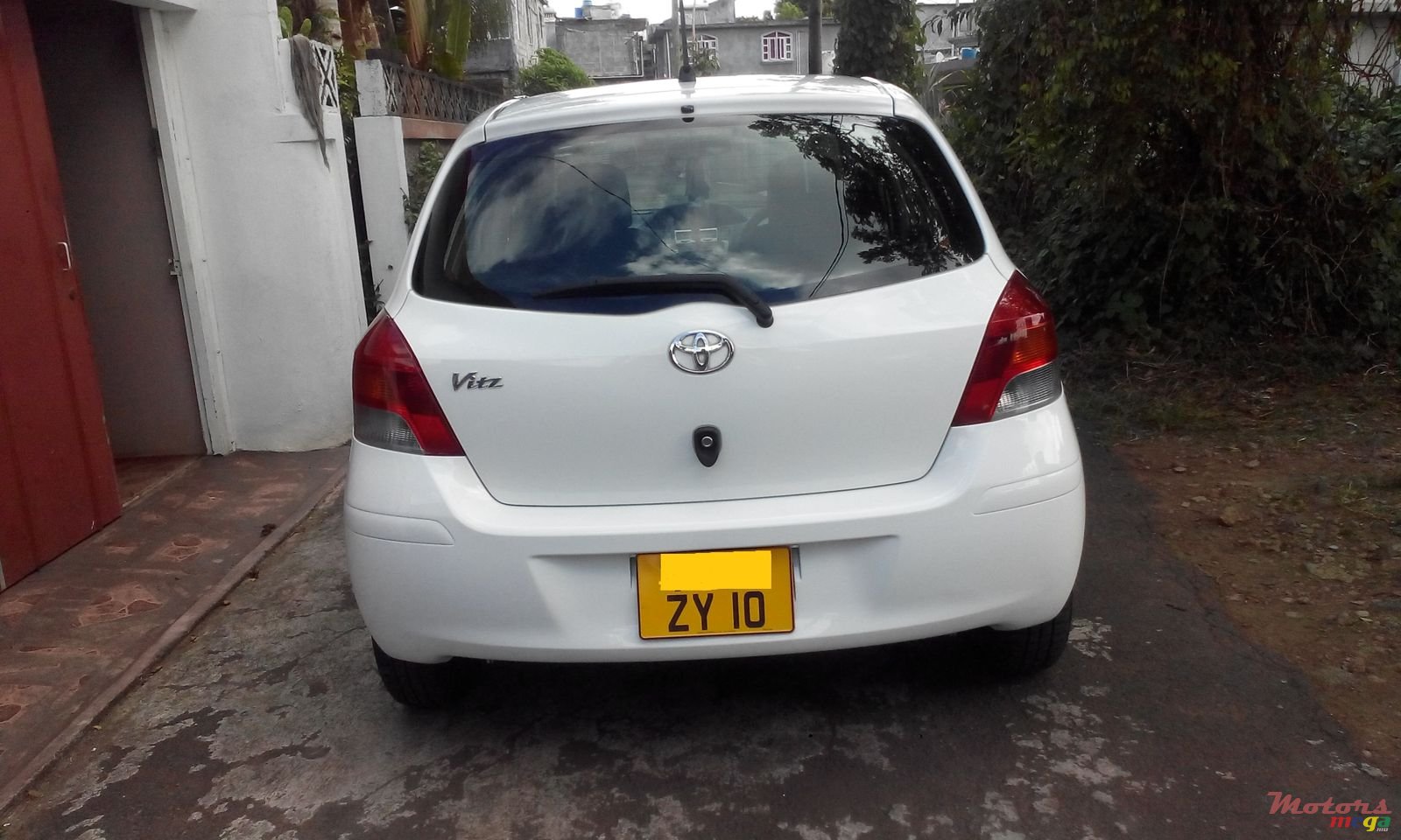 2010' Toyota Vitz photo #2