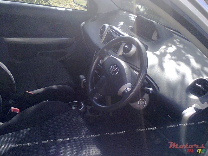 2003' Toyota I S T photo #4