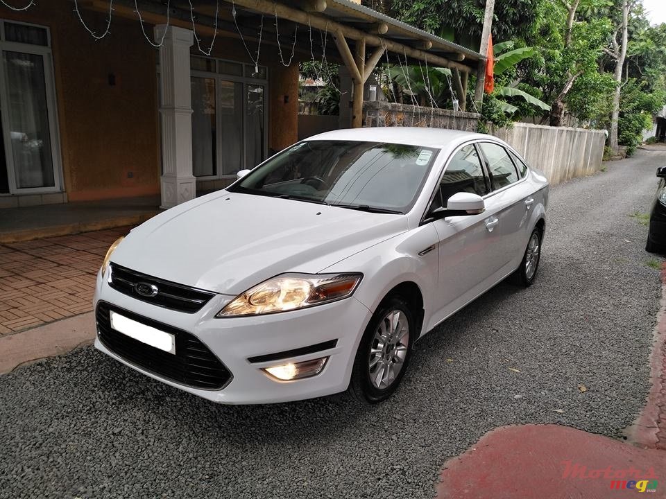 2012' Ford Mondeo Saloon photo #2