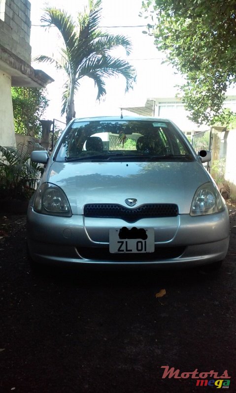 2001' Toyota Vitz photo #1