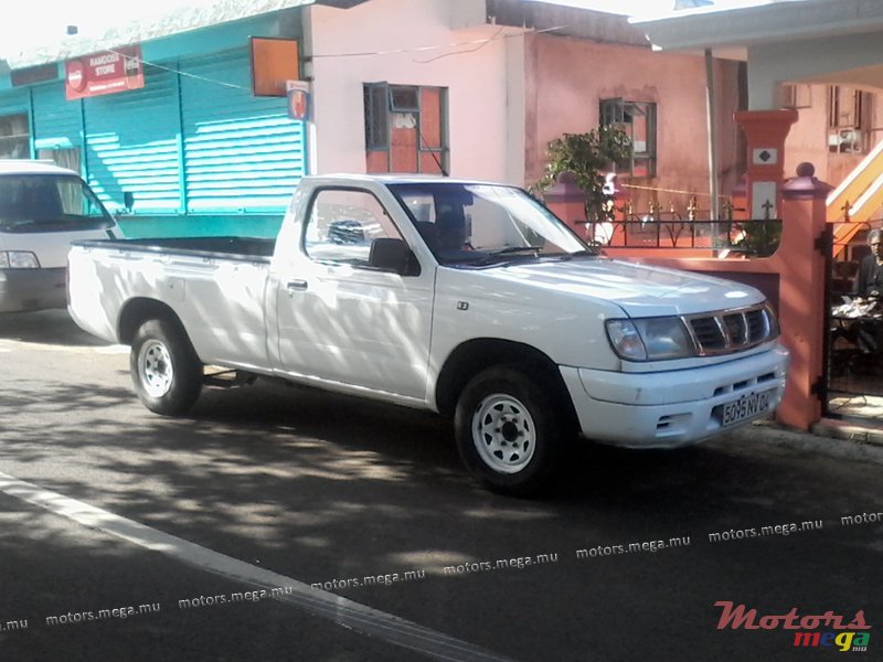 2004' Nissan photo #1