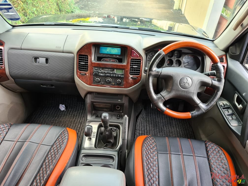 2006' Mitsubishi Pajero photo #4