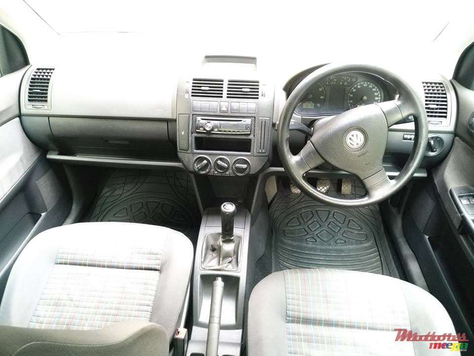 2010' Volkswagen Polo photo #6