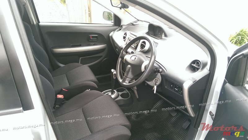 2003' Toyota IST photo #3