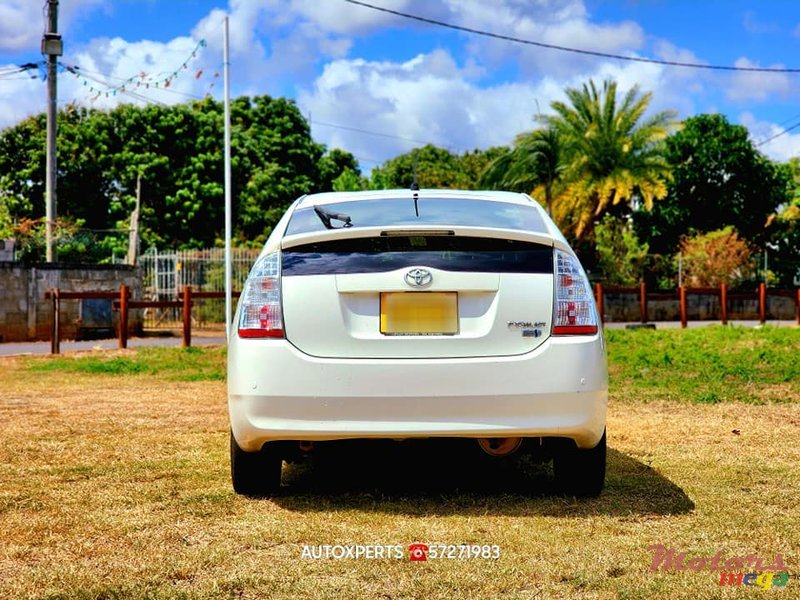 2012' Toyota Prius photo #4