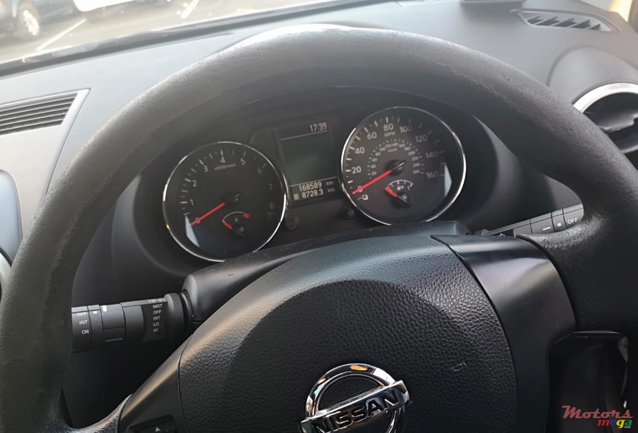 2010' Nissan Qashqai+2 photo #1