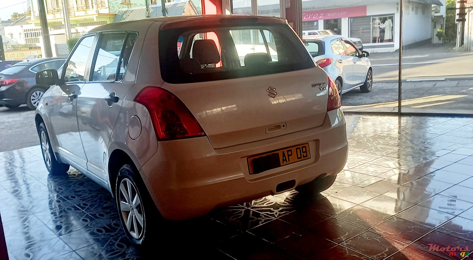 2009' Suzuki Swift VXi photo #3