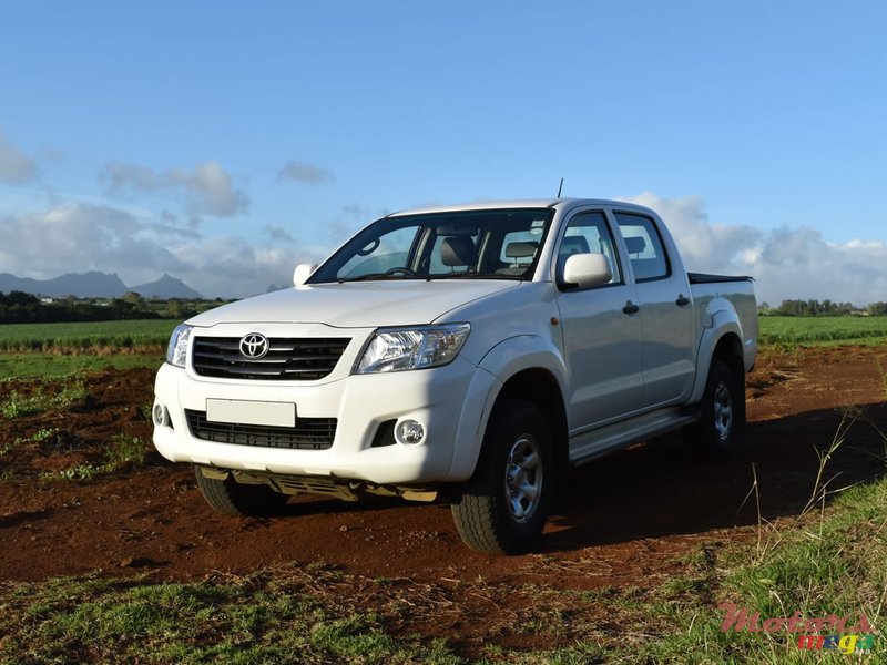 2014' Toyota Hilux photo #1