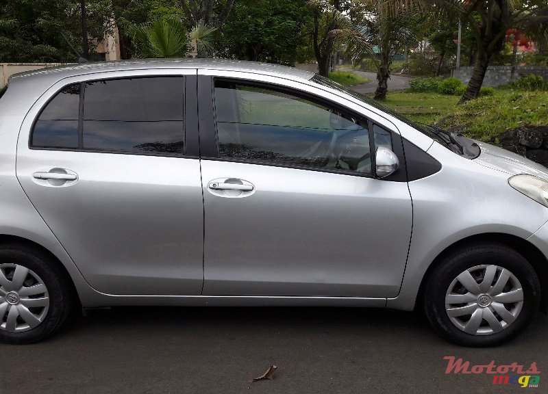 2009' Toyota Vitz photo #1