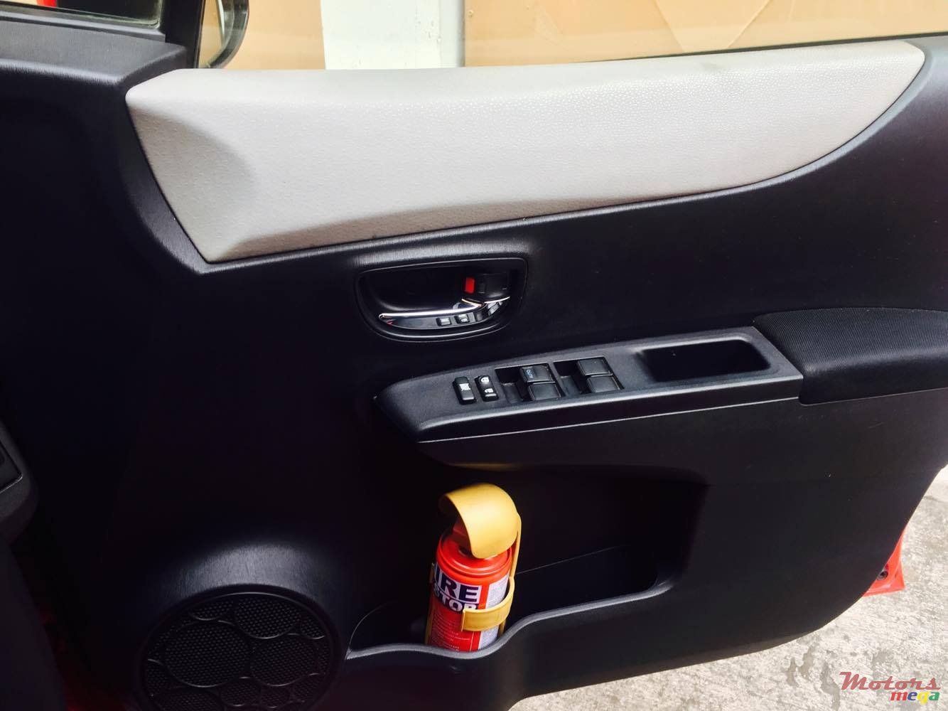 2011' Toyota Vitz photo #4