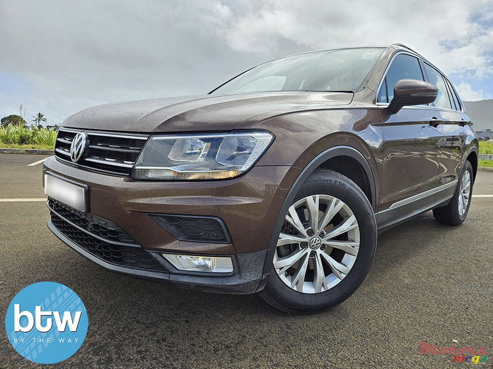 2017' Volkswagen Tiguan photo #2