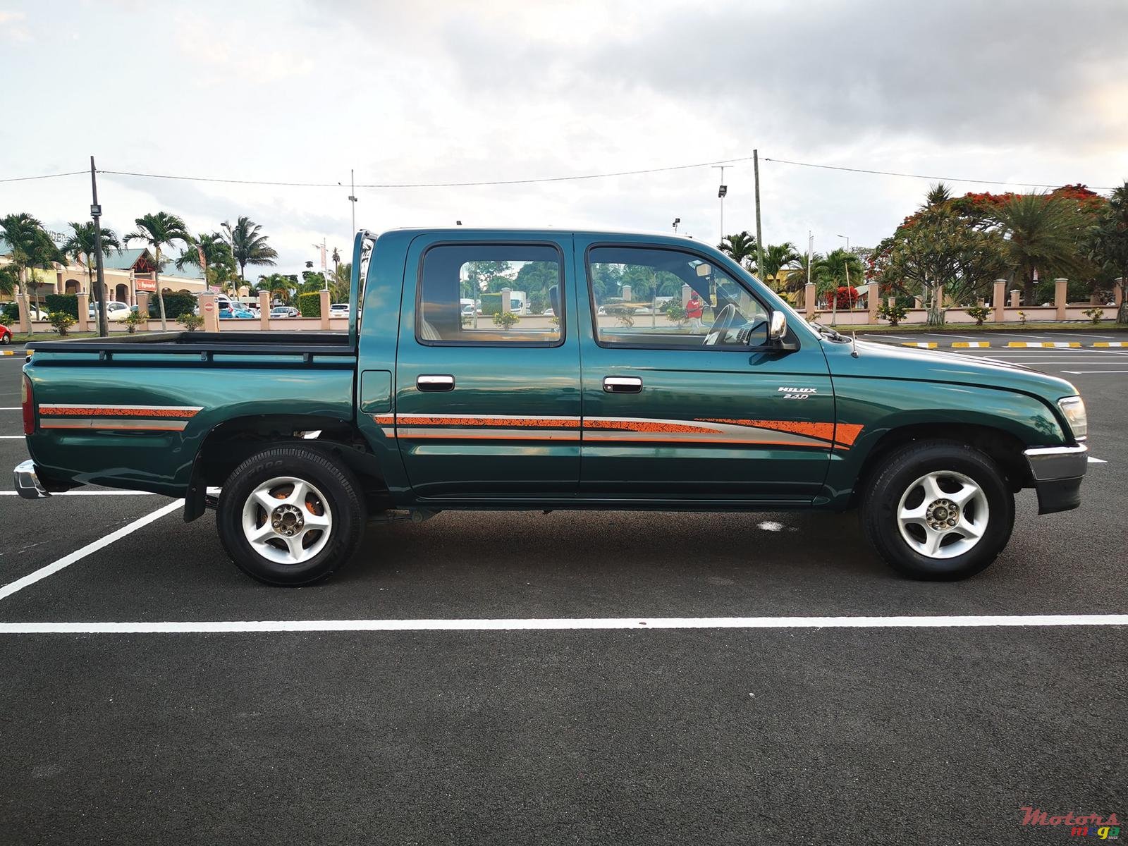 1998' Toyota Hilux 2x4 photo #2