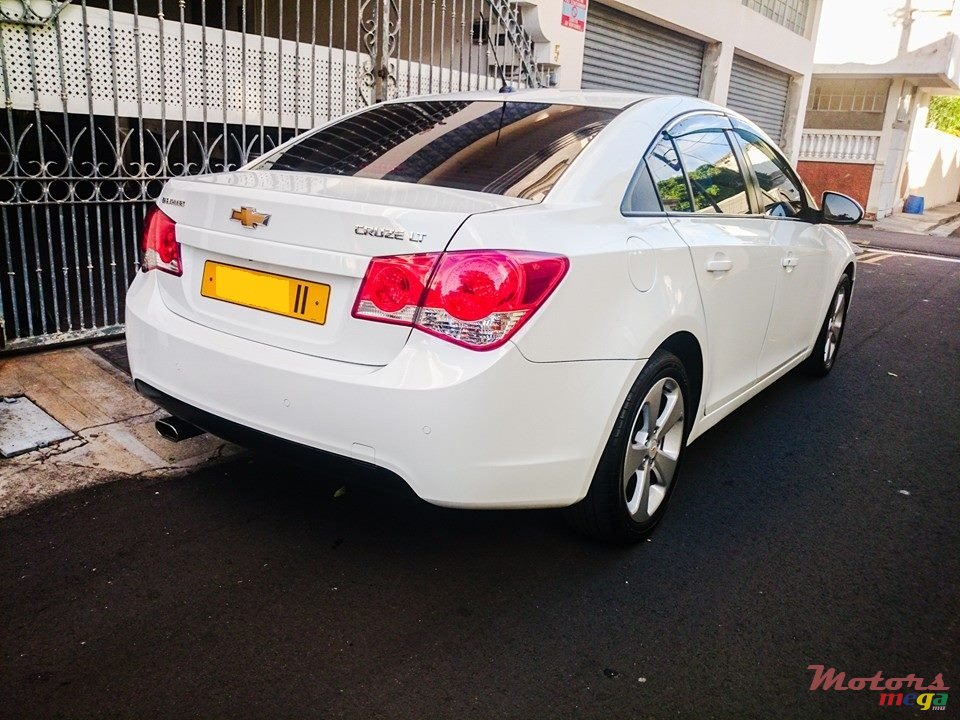 2011' Chevrolet Cruze LT photo #2