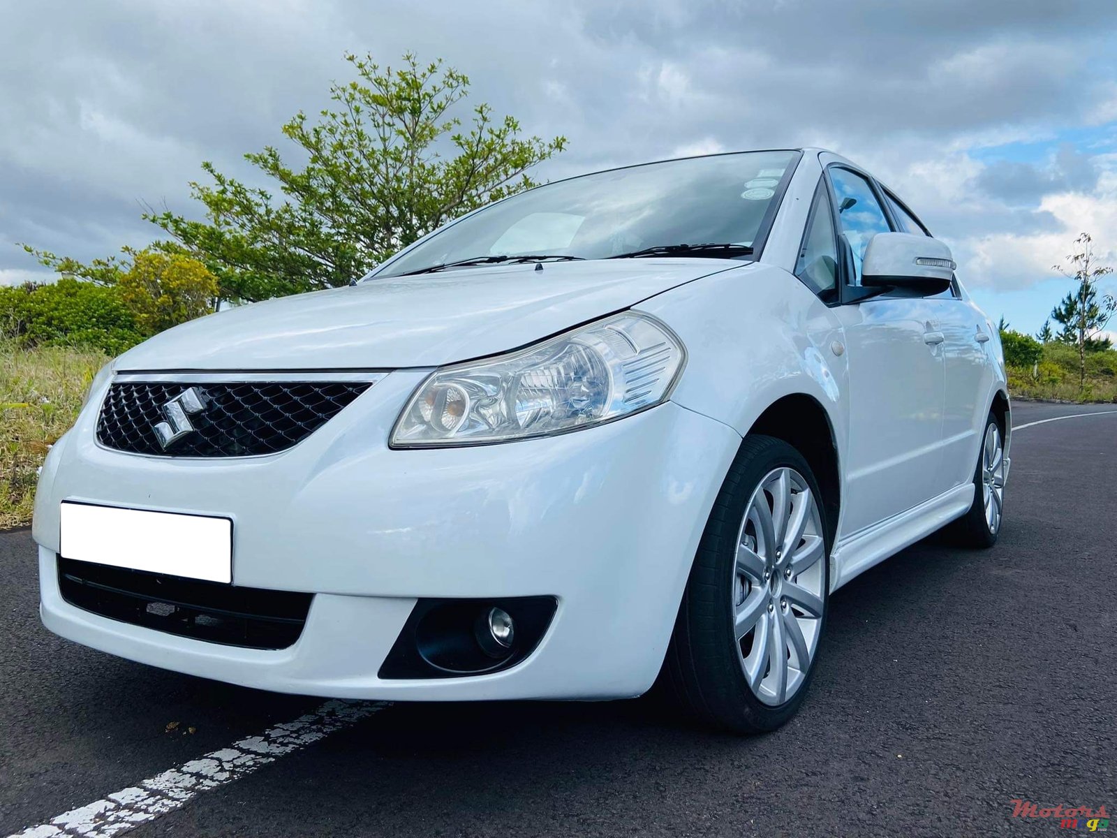 2010' Suzuki SX4 photo #1