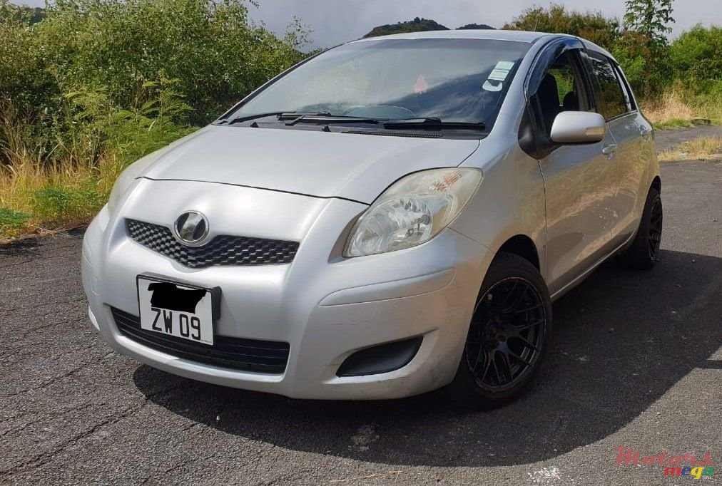 2009' Toyota Vitz photo #1