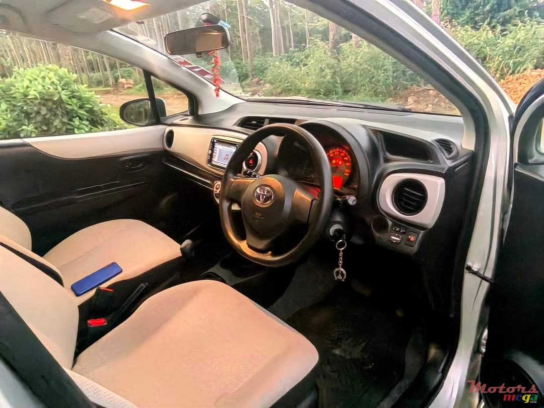 2012' Toyota Vitz photo #7