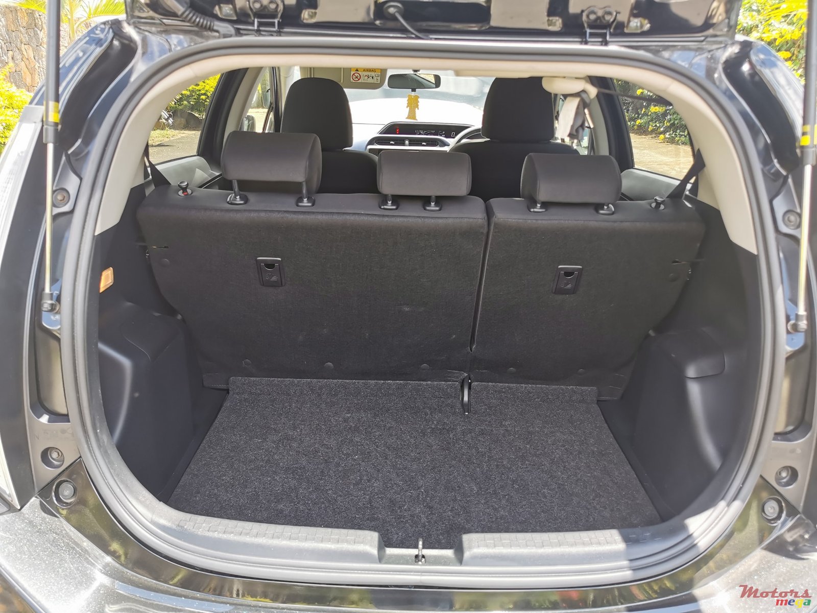 2015' Toyota Aqua Hybrid photo #6