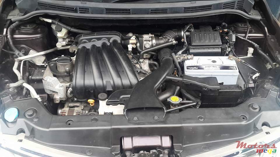 2012' Nissan Tiida Hatchback photo #6