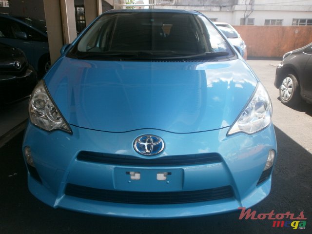 2012' Toyota Prius PRIUS C photo #3