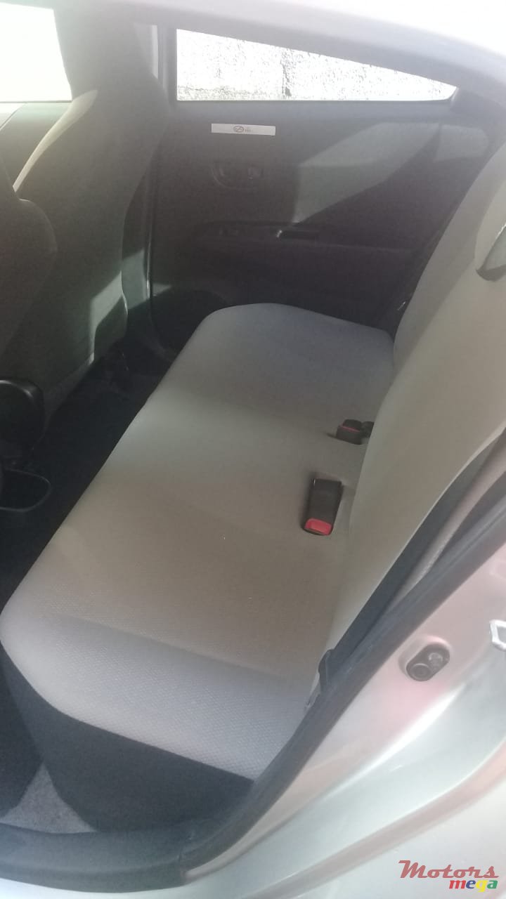 2012' Toyota Vitz photo #4