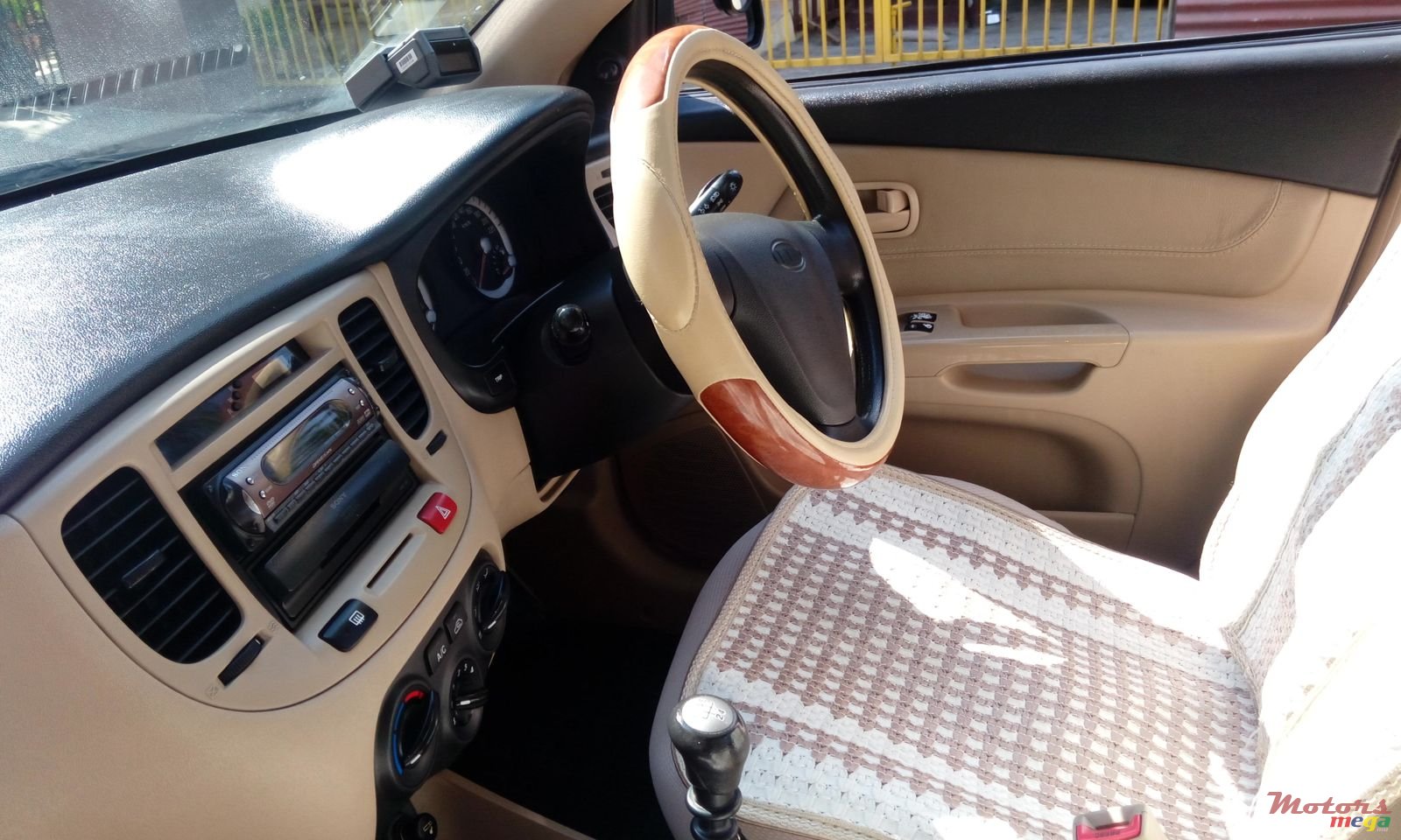 2005' Kia Rio photo #1