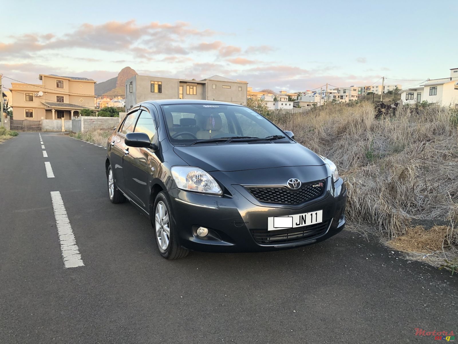 2011' Toyota Yaris photo #1