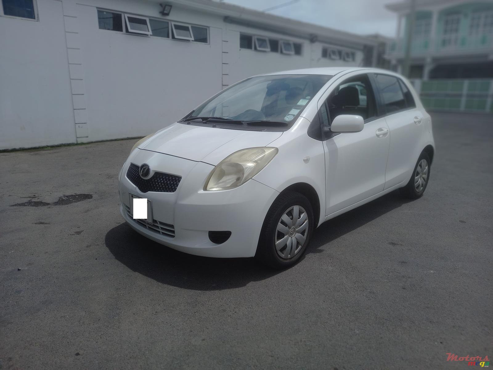 2005' Toyota Vitz photo #2