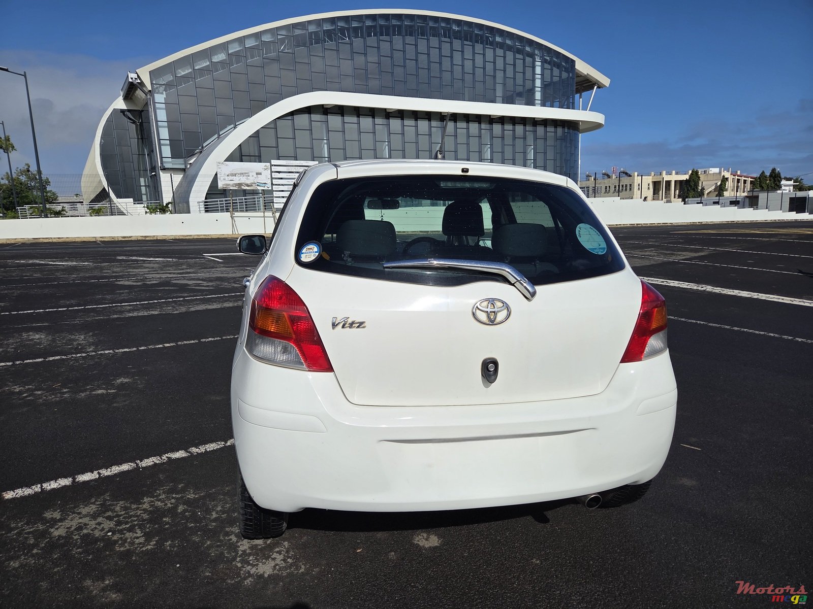 2008' Toyota Vitz photo #3