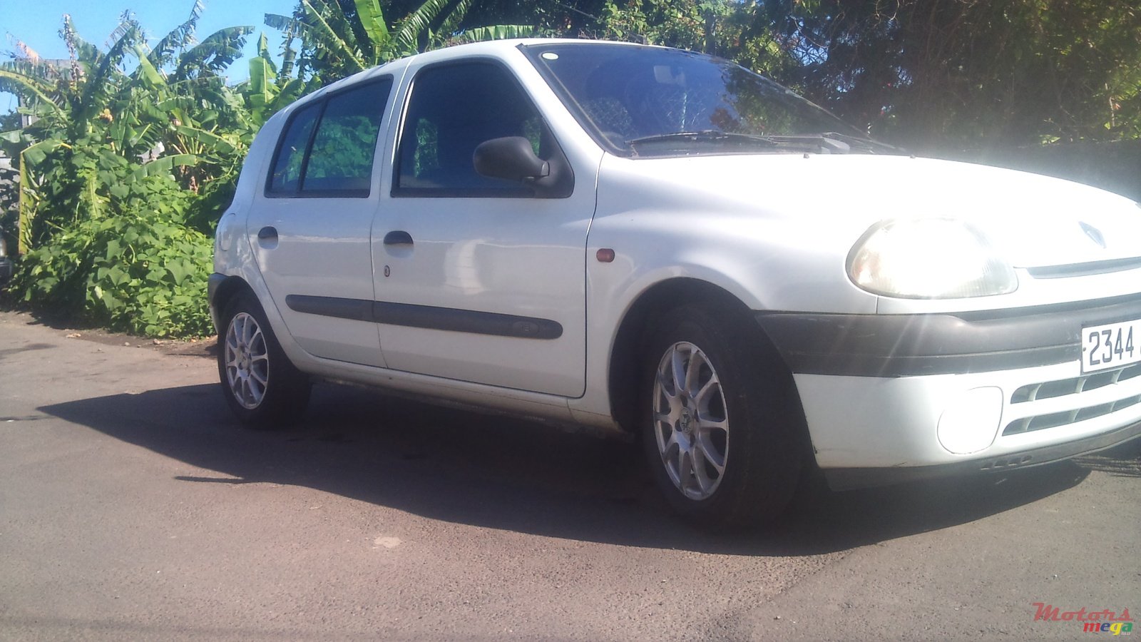 2002' Renault Clio photo #1