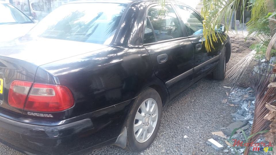 2002' Mitsubishi Carisma photo #2