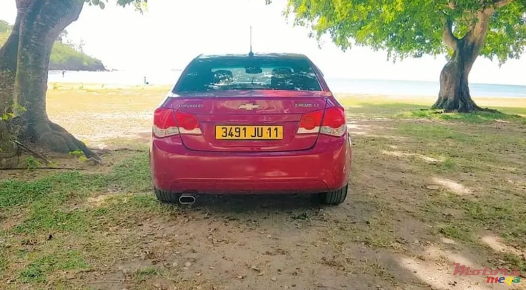 2011' Chevrolet Cruze photo #3