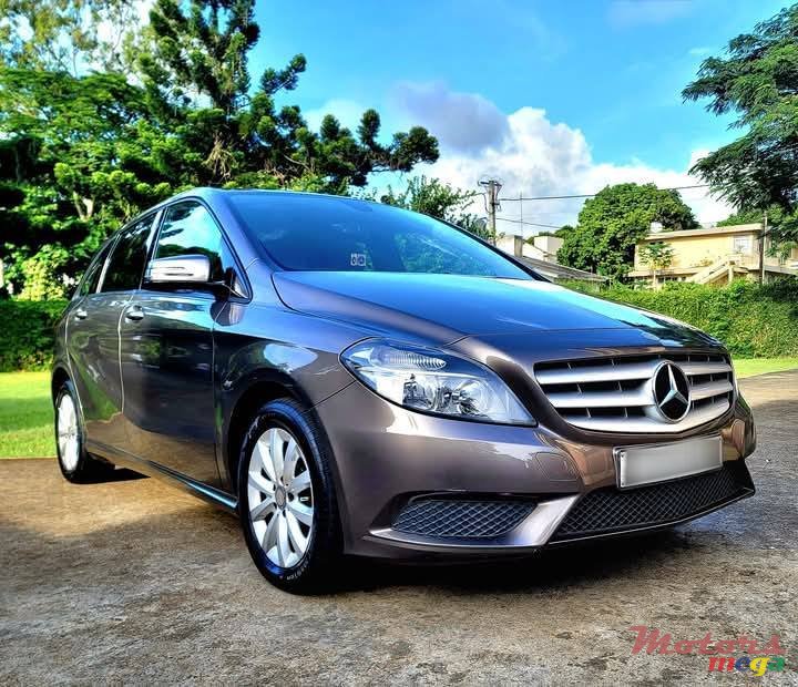 2012' Mercedes-Benz B 180 photo #2