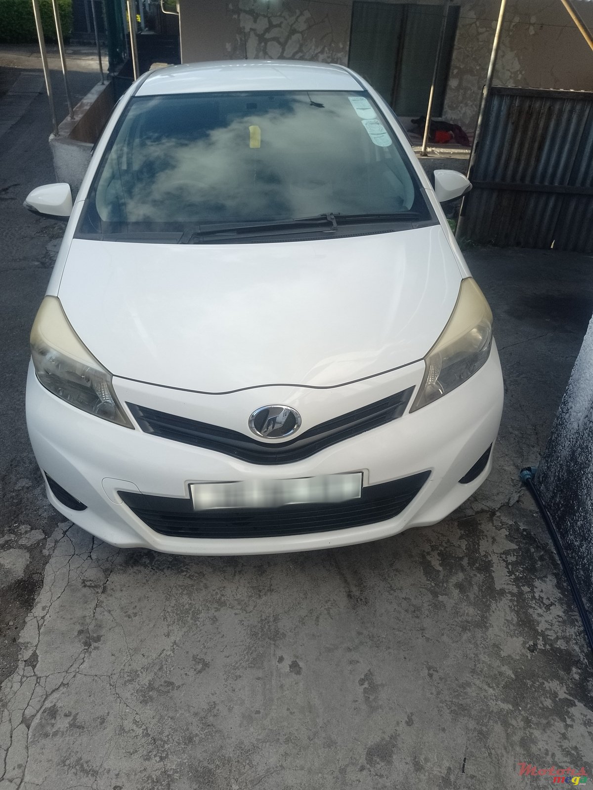 2011' Toyota Vitz photo #3